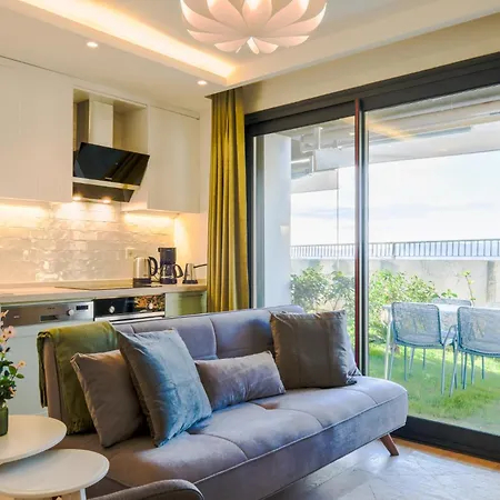 Apartment Cozy Flat With Backyard 5 Min To Marina Cesme
